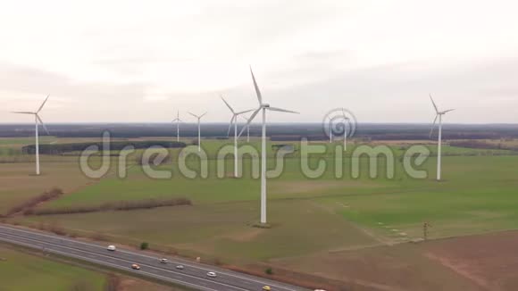 夏季的风力涡轮机和农田清洁和可再生能源的能源生产空中拍摄视频的预览图