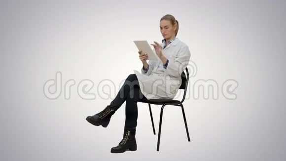 白底平板电脑阅读医学报告女医生画像视频的预览图