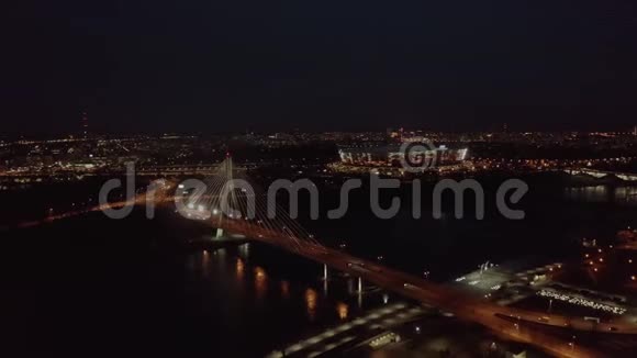 4K华沙市中心摩天大楼和桥梁的空中平底锅冬季夜晚昏暗视频的预览图