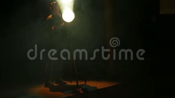 一个男性照明器引导光束从一个轮廓聚光灯从上到下视频的预览图