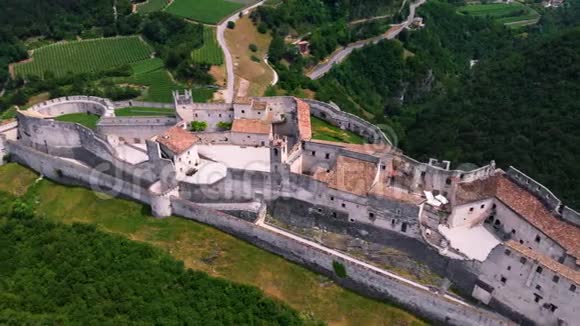 最佳鸟瞰贝塞诺城堡和北部葡萄园最大的强化结构在贝塞内洛特伦托意大利宽阔的帕诺视频的预览图