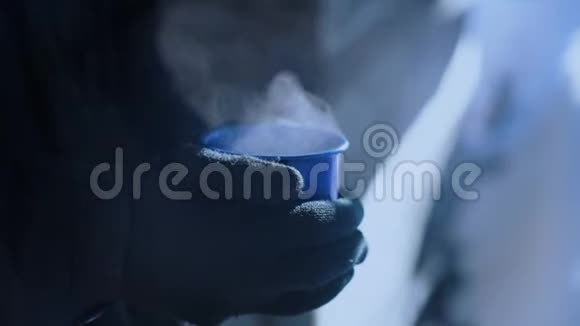 男人拿着蓝色野营杯热咖啡视频的预览图