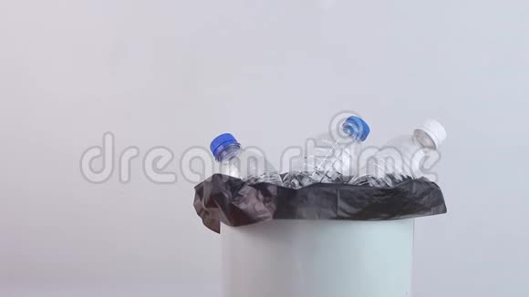 手抛空塑料水瓶进入回收仓环保零废物概念视频的预览图