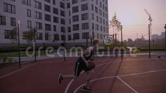 只有一个人打篮球得分视频的预览图