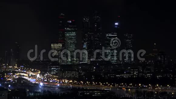 莫斯科国际商务中心莫斯科A市夜晚或夜晚的城市景观蓝天和路灯视频的预览图