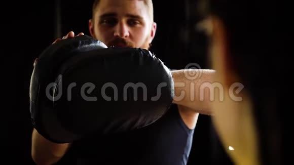 近距离肖像拳击教练训练适合白色女拳击手在健身房慢动作视频的预览图