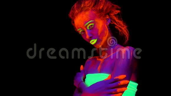 一个年轻漂亮的女孩身上涂着紫外线看着摄像机从一边转向另一边视频的预览图