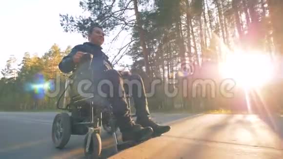 一个坐轮椅的人骑在森林路上视频的预览图