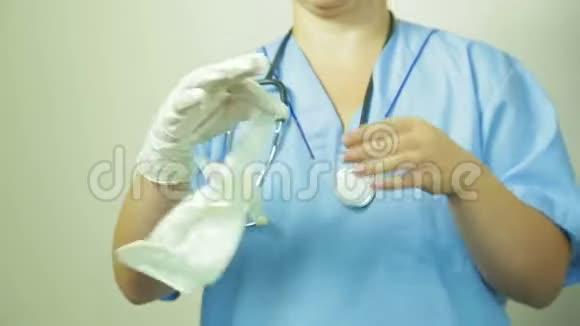 女医生下班后从手中取出医用手套视频的预览图