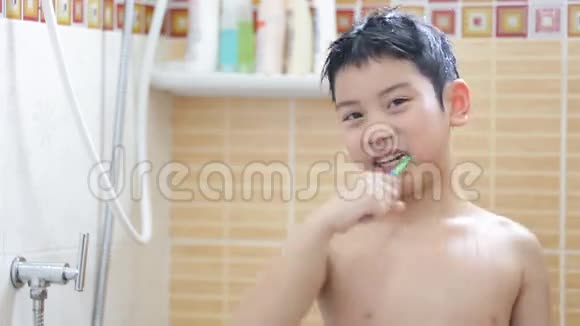 合上亚洲小孩刷牙的镜头视频的预览图