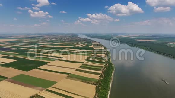 多瑙河上游的空中视野视频的预览图