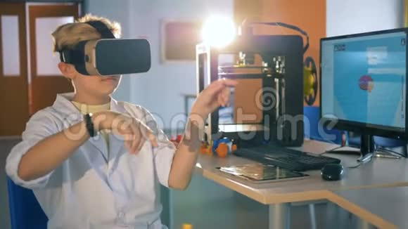 一个戴着虚拟现实眼镜的少年正用手在空中画着什么东西视频的预览图