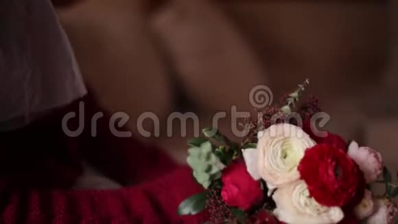 热恋中的新婚夫妇穿着红色毛衣在壁炉边热身新郎新娘在温暖的炉火下放松亲吻视频的预览图