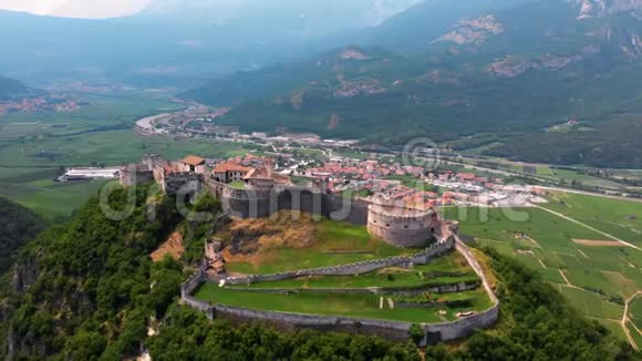 最佳鸟瞰贝塞诺城堡和北部葡萄园最大的强化结构在贝塞内洛特伦托意大利宽阔的帕诺视频的预览图