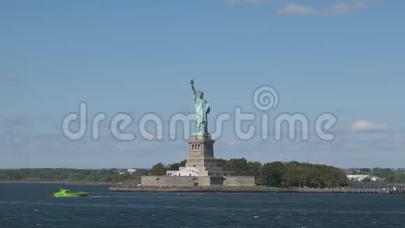 纽约自由女神像的宽追踪镜头视频的预览图