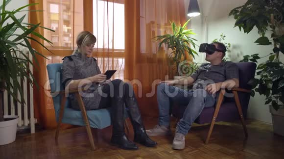 男人和女人在家里争论和争论虚拟现实护目镜视频的预览图