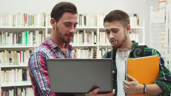 两个学生在图书馆相遇视频的预览图