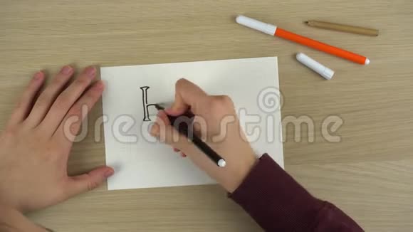 女人手画万圣节快乐铭文视频的预览图