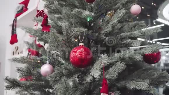 圣诞树上的圣诞球寒假概念4k视频的预览图