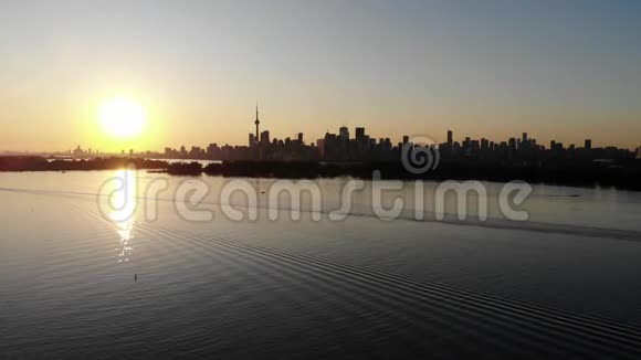 日落时多伦多市中心的鸟瞰图视频的预览图
