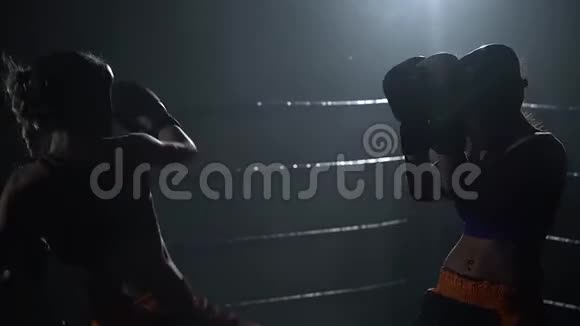 在女孩子之间的拳击场上视频的预览图