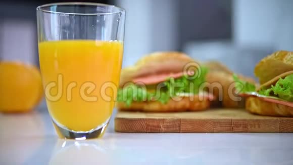 早餐吃橙汁和三明治视频的预览图