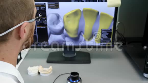 牙齿矫正实验室为客户制作和制作牙种植体专业从事计算机工作视频的预览图