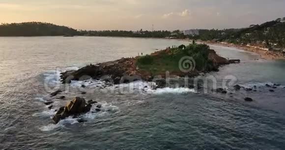 沙滩海岸背景下热带小岛景色视频的预览图