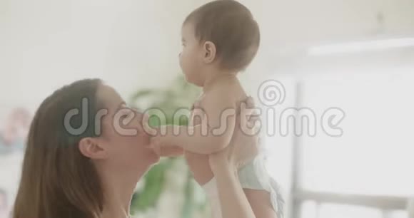 4K妈妈吻她的宝贝女儿视频的预览图