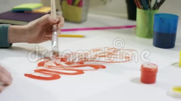 女性用毛笔画手视频的预览图
