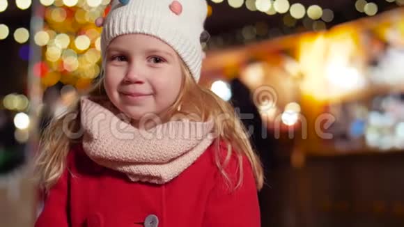 圣诞集市上快乐小女孩的画像视频的预览图