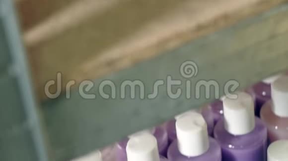 一排排装满洗发水的瓶子站在架子上倾斜射击视频的预览图