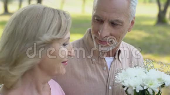 第一次约会时男人给女人鲜花成熟的爱情浪漫视频的预览图