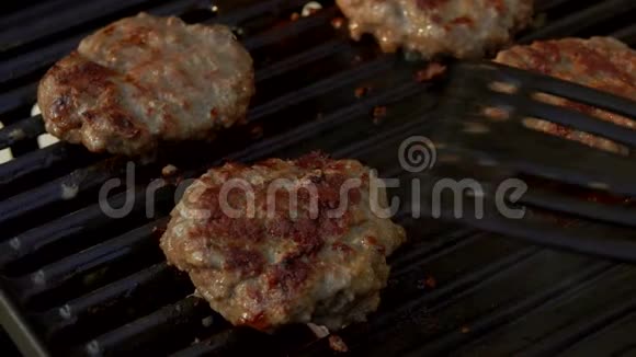 烤牛肉汉堡在烤架上翻腾视频的预览图