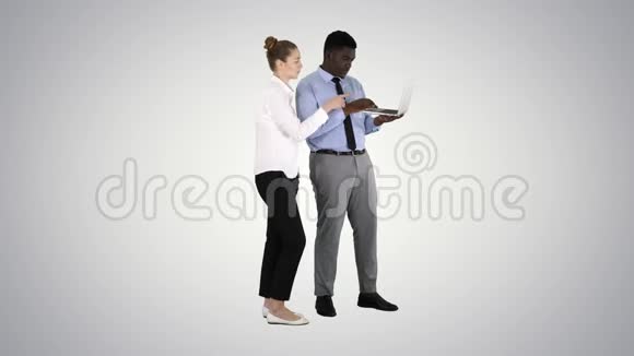 美国黑人商业顾问在笔记本电脑屏幕上显示一些东西在梯度上与梯度女商人交谈视频的预览图