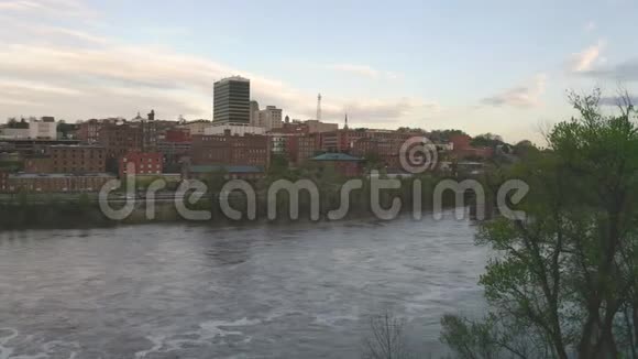 詹姆斯河静静地流过市中心城市天际线和弗吉尼亚林奇堡的建筑物视频的预览图