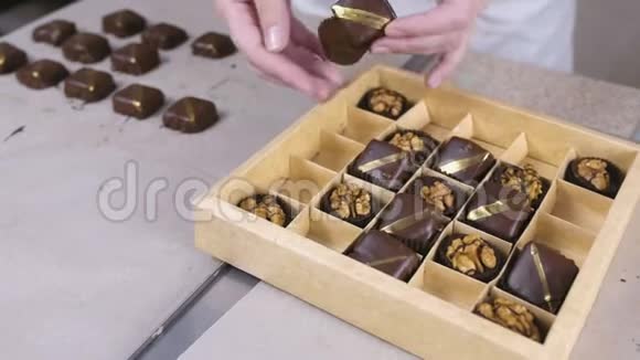 贝克手把手工巧克力糖果放进一个漂亮的盒子里赠送一盒巧克力糖果视频的预览图