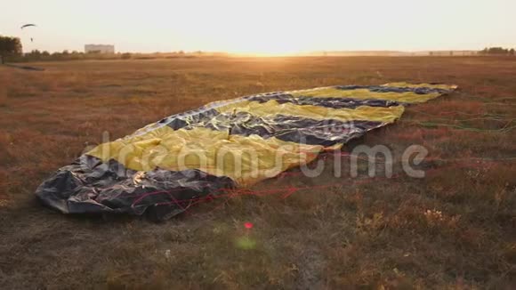 机场太阳的落日余晖中的降落伞视频的预览图