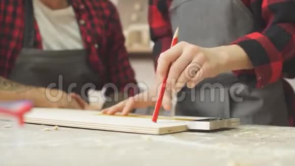 儿童及其父亲的木匠大师班视频的预览图