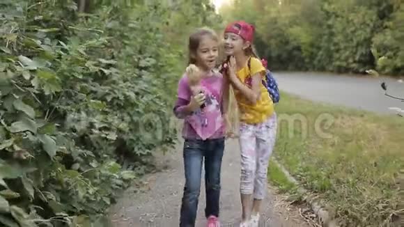 两个小女孩女朋友在路边回家聊天视频的预览图