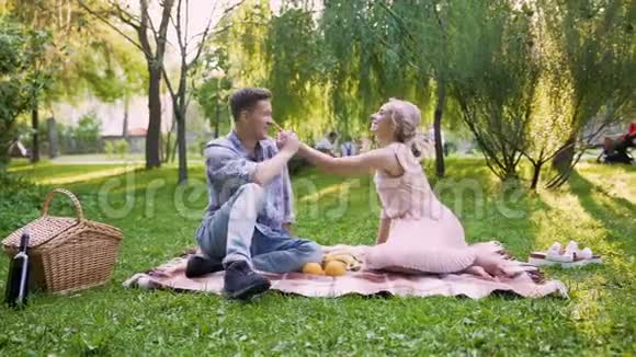 年轻有爱的情侣在公共公园嬉笑打闹视频的预览图