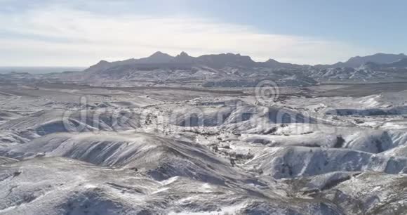 荒芜的雪山谷视频的预览图