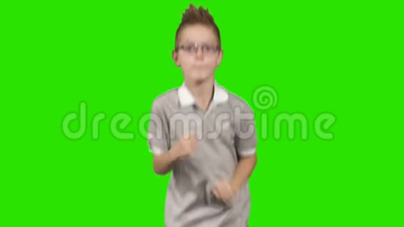 小男孩在绿色背景下跑步视频的预览图