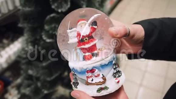 阳光明媚的冬季雪球里面有圣诞老人4K视频的预览图