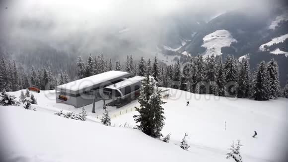 奥地利Zillertal滑雪站的滑雪电梯雪上滑雪者视频的预览图