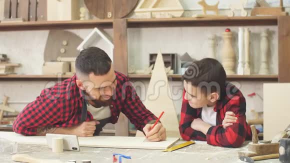 儿童及其父亲的木匠大师班视频的预览图