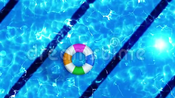 游泳池的鸟瞰图五颜六色的充气戒指甜甜圈玩具放松和愈合的概念视频的预览图
