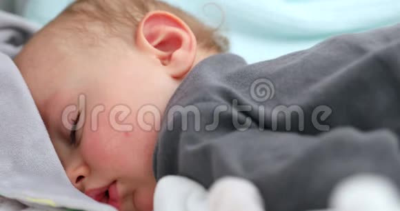 可爱的睡婴儿脸特写镜头视频的预览图