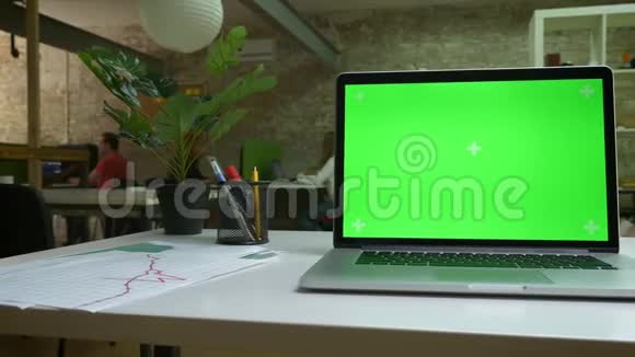 绿色屏幕现代笔记本电脑办公室插画室内桌面舒适的地方视频的预览图
