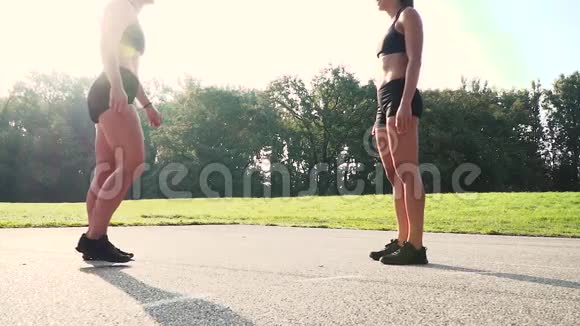 两个漂亮的健身女孩握手仪式视频的预览图